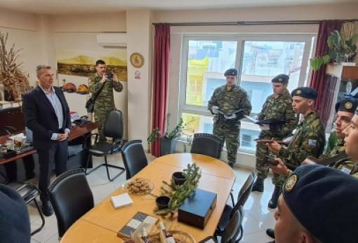 Τα… έψαλαν στον Βακαλόπουλο παιδιά, στρατιώτες και χορωδοί