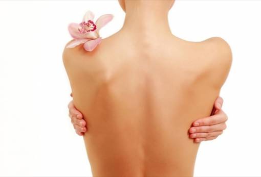 7 βήματα για να απαλλαγείς από τα σπυράκια στην πλάτη