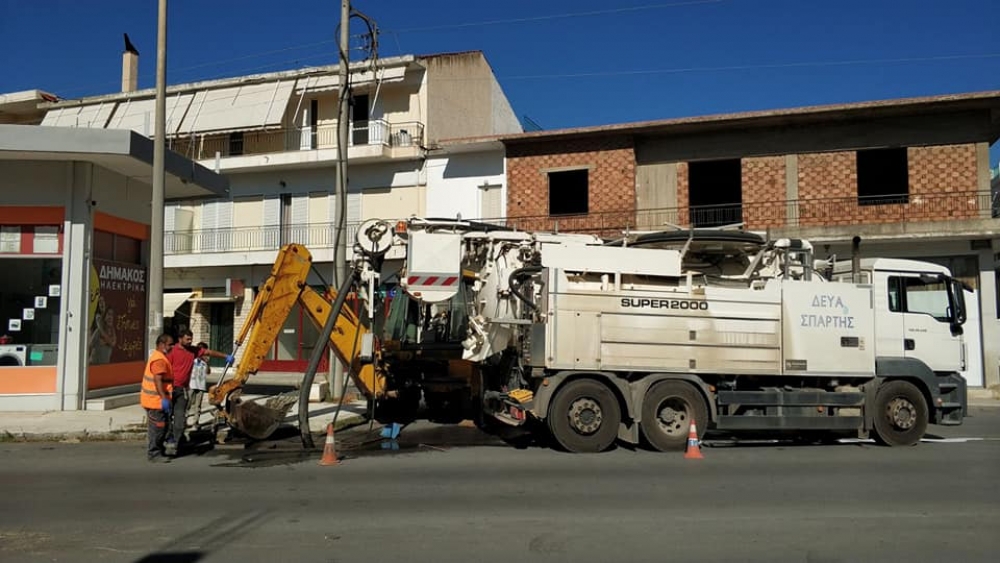 Καθαρίζουν σχάρες και φρεάτια της πόλης