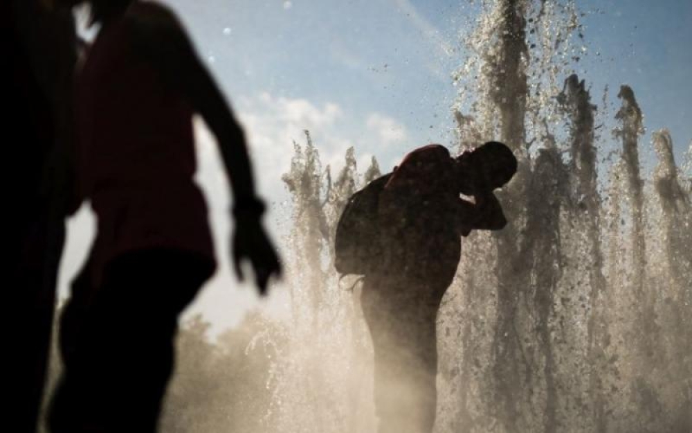 &Mu;&iota;&sigma;ό &epsilon;&kappa;&alpha;&tau;&omicron;&mu;&mu;ύ&rho;&iota;&omicron; ά&nu;&theta;&rho;&omega;&pi;&omicron;&iota; &chi;ά&nu;&omicron;&upsilon;&nu; &tau;&eta; &zeta;&omega;ή &tau;&omicron;&upsilon;&sigmaf; &alpha;&pi;ό &upsilon;&pi;&epsilon;&rho;&beta;&omicron;&lambda;&iota;&kappa;ή &zeta;έ&sigma;&tau;&eta; &kappa;ά&theta;&epsilon; &chi;&rho;ό&nu;&omicron;