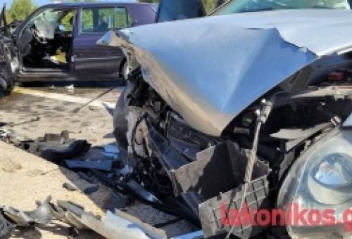 Σφοδρότατη σύγκρουση αυτοκινήτων στον Κλαδά (ΦΩΤΟ)