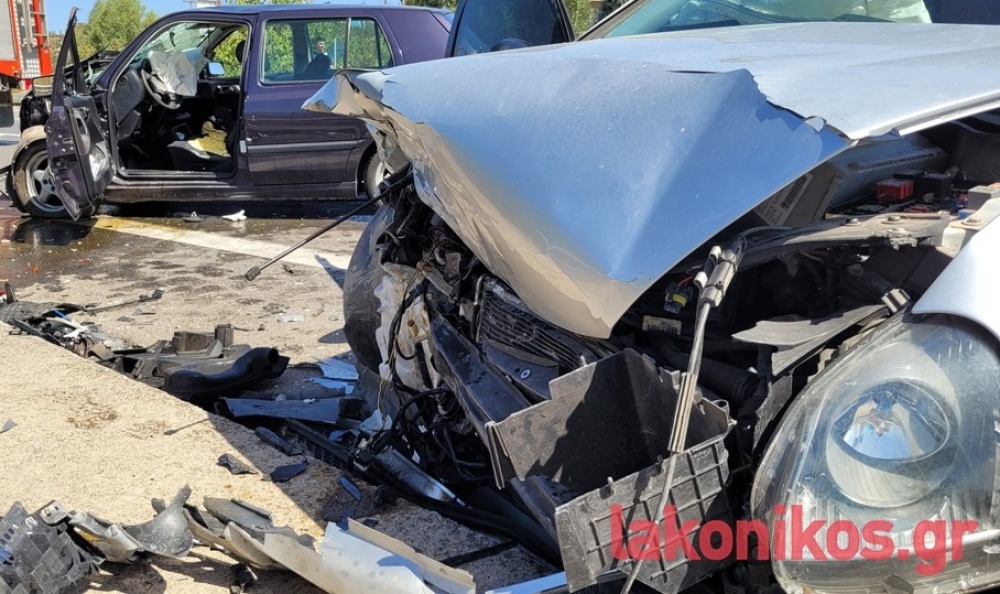 Σφοδρότατη σύγκρουση αυτοκινήτων στον Κλαδά (ΦΩΤΟ)