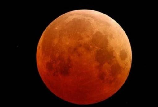 «Ματωμένο φεγγάρι»: Οι φωτογραφίες με την ολική έκλειψη Σελήνης