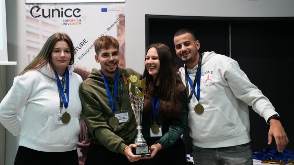 &Kappa;&omicron;ύ&pi;&alpha; &sigma;&tau;&eta; &Gamma;&alpha;&lambda;&lambda;ί&alpha; &sigma;ή&kappa;&omega;&sigma;&alpha;&nu;  &omicron;&iota; &phi;&omicron;&iota;&tau;&eta;&tau;έ&sigmaf; &tau;&omicron;&upsilon; &Pi;&Alpha;&Pi;&Epsilon;&Lambda;