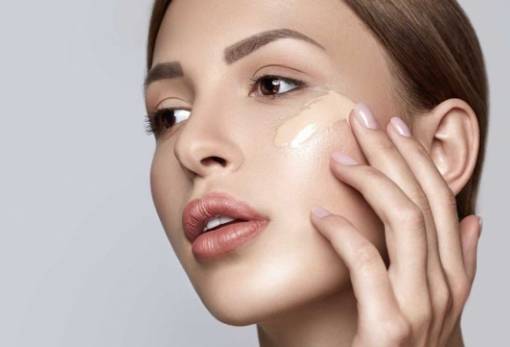 Ξεφλούδισες από τον ήλιο; 4 make up tips για να το «σώσεις»