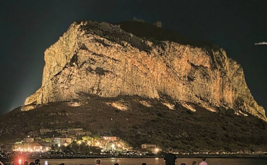 Έ&pi;&lambda;&epsilon;&upsilon;&sigma;&epsilon; &sigma;&tau;&omicron; &phi;&omega;&sigmaf; &tau;&omicron; &laquo;&pi;έ&tau;&rho;&iota;&nu;&omicron; &kappa;&alpha;&rho;ά&beta;&iota;&raquo; &tau;&eta;&sigmaf; &Mu;&omicron;&nu;&epsilon;&mu;&beta;&alpha;&sigma;&iota;ά&sigmaf;