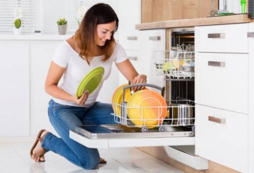 Ο τρόπος για να διώξεις τις άσχημες μυρωδιές από το πλυντήριο πιάτων σου