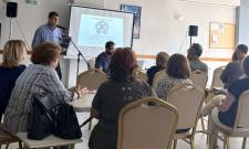 &Eta; &Epsilon;&Lambda;.&Alpha;&Sigma; &laquo;&xi;&epsilon;&sigma;&kappa;έ&pi;&alpha;&sigma;&epsilon;&raquo; &tau;&alpha; &kappa;ό&lambda;&pi;&alpha; &tau;&omega;&nu; &tau;&eta;&lambda;&epsilon;&phi;&omega;&nu;&iota;&kappa;ώ&nu; &alpha;&pi;&alpha;&tau;ώ&nu;
