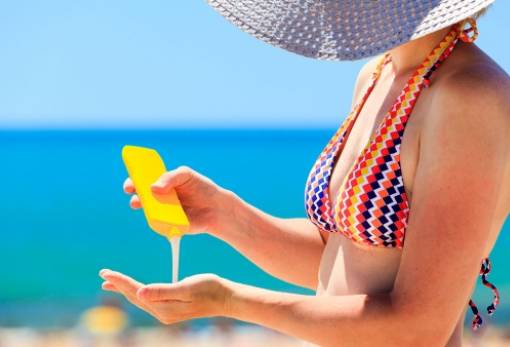 Η σωστή ποσότητα αντηλιακού που χρειάζεται σε πρόσωπο & σώμα