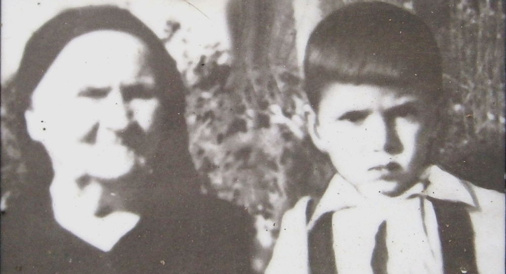 Η γιαγιά Κωνσταντίνα και το εγγόνι της ο Χαράλαμπος