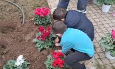 Φύτεψαν πολύχρωμη «ελπίδα» οι μικροί ενσαρκωτές της στο Πάρκο Γουδέ