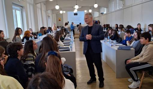 &Sigma;&tau;&omicron; &Nu;&alpha;ύ&pi;&lambda;&iota;&omicron; &eta; &tau;&epsilon;&lambda;&iota;&kappa;ή &sigma;&upsilon;&nu;&epsilon;&delta;&rho;ί&alpha;&sigma;&eta;  &tau;&omicron;&upsilon; &Pi;&epsilon;&rho;&iota;&phi;&epsilon;&rho;&epsilon;&iota;&alpha;&kappa;&omicron;ύ &Sigma;&upsilon;&mu;&beta;&omicron;&upsilon;&lambda;ί&omicron;&upsilon; &Nu;έ&omega;&nu;
