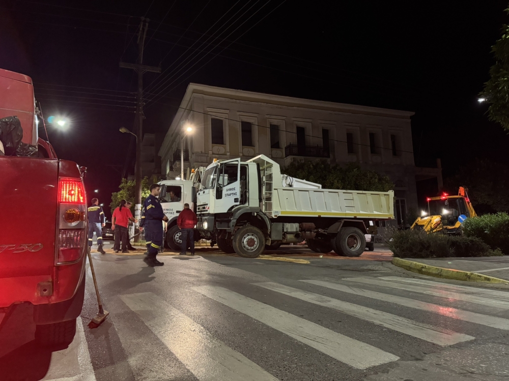 «Έμεινε» απορριμματοφόρο ξημερώματα στη Σπάρτη