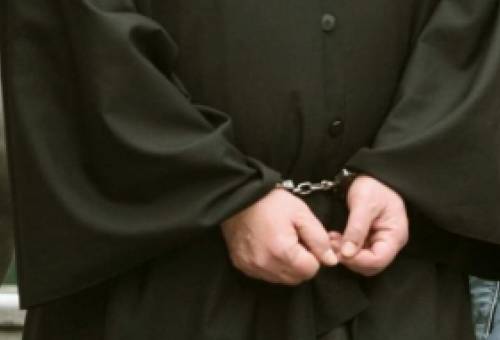 Κάθειρξη 15 ετών για τον ιερέα από τη Μάνη που κακοποιούσε ανήλικη