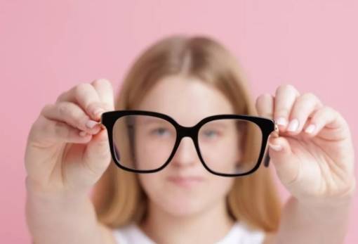 Μυωπία: Δεν φταίνε μόνο οι οθόνες