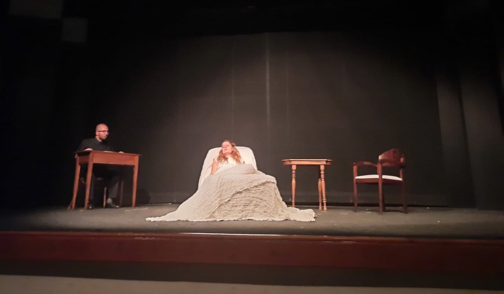 &Sigma;&tau;&eta; &laquo;&Sigma;&kappa;&eta;&nu;ή&raquo; &tau;&eta;&sigmaf; &Sigma;&pi;ά&rho;&tau;&eta;&sigmaf; &pi;&rho;&omega;&tau;&alpha;&gamma;&omega;&nu;&iota;&sigma;&tau;&epsilon;ί &omicron; &Pi;ί&nu;&tau;&epsilon;&rho;