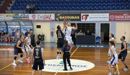 &Alpha;1&rsquo; &Epsilon;&Kappa;&Alpha;&Sigma;&Kappa;&Epsilon;&Nu;&Omicron;&Pi;: &Pi;&rho;&epsilon;&mu;&iota;έ&rho;&alpha; &mu;&epsilon; &nu;ί&kappa;&eta; &gamma;&iota;&alpha; &Alpha;&Pi;&Omicron;&Epsilon;&Lambda;,  έ&chi;&alpha;&sigma;&alpha;&nu; &Sigma;&pi;&alpha;&rho;&tau;&iota;&alpha;&tau;&iota;&kappa;ό&sigmaf; &kappa;&alpha;&iota; &Alpha;&theta;&lambda;έ&omega;&nu;