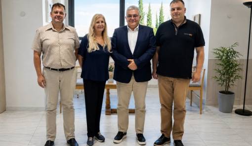 &Tau;&alpha; &alpha;&iota;&tau;ή&mu;&alpha;&tau;&alpha; &tau;&omega;&nu; &tau;&rho;ί&tau;&epsilon;&kappa;&nu;&omega;&nu; &sigma;&tau;&omicron; &gamma;&rho;&alpha;&phi;&epsilon;ί&omicron; &tau;&omicron;&upsilon; &upsilon;&phi;. &Pi;&alpha;&iota;&delta;&epsilon;ί&alpha;&sigmaf;