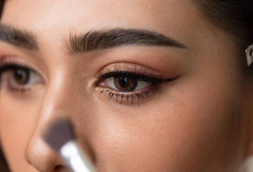 4 eyeliner hacks που θα σε βοηθήσουν να πετύχεις την τέλεια ίσια γραμμή