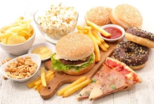 Το πρόχειρο φαγητό ίσως πλήττει τη μνήμη μέσα σε μόλις 4 ημέρες