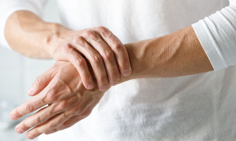 Ρευματοειδής αρθρίτιδα:  Νέα μελέτη αναδεικνύει 4 πρώιμα «καμπανάκια» της νόσου