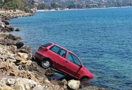 ΙΧ κατέληξε στα βράχια στη Σελινίτσα Γυθείου
