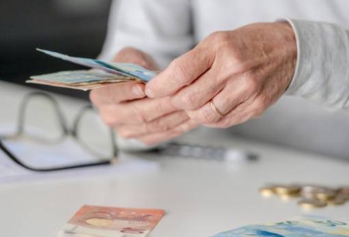 Συντάξεις χηρείας: Τι αλλάζει για πάνω από 200.000 δικαιούχους