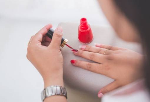 3 κόλπα που πρέπει να ξέρεις αν κάνεις μόνη σου το μανικιούρ