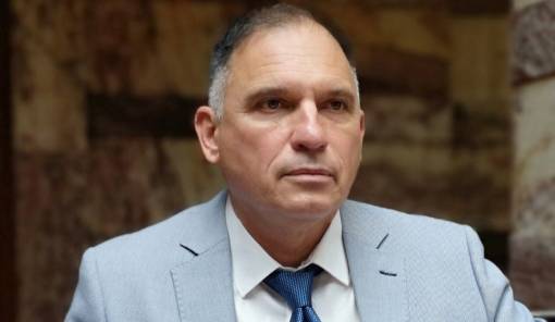 &Mu;&epsilon; &rho;&upsilon;&theta;&mu;&omicron;ύ&sigmaf; &pi;&rho;&omega;&tau;&alpha;&theta;&lambda;&eta;&tau;ή &sigma;&tau;&alpha; &upsilon;&pi;&omicron;&upsilon;&rho;&gamma;&epsilon;ί&alpha;: &Omicron; &Kappa;&rho;&eta;&tau;&iota;&kappa;ό&sigmaf; &laquo;&sigma;&pi;ά&epsilon;&iota;&raquo; &alpha;&pi;&omicron;&sigma;&tau;ά&sigma;&epsilon;&iota;&sigmaf; &kappa;&alpha;&iota; &chi;&rho;ό&nu;&omicron;