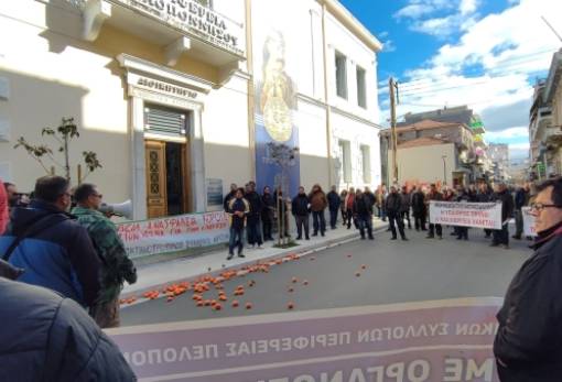 Διαδήλωσαν και «ζεσταίνουν» τα τρακτέρ οι αγρότες της Πελοποννήσου