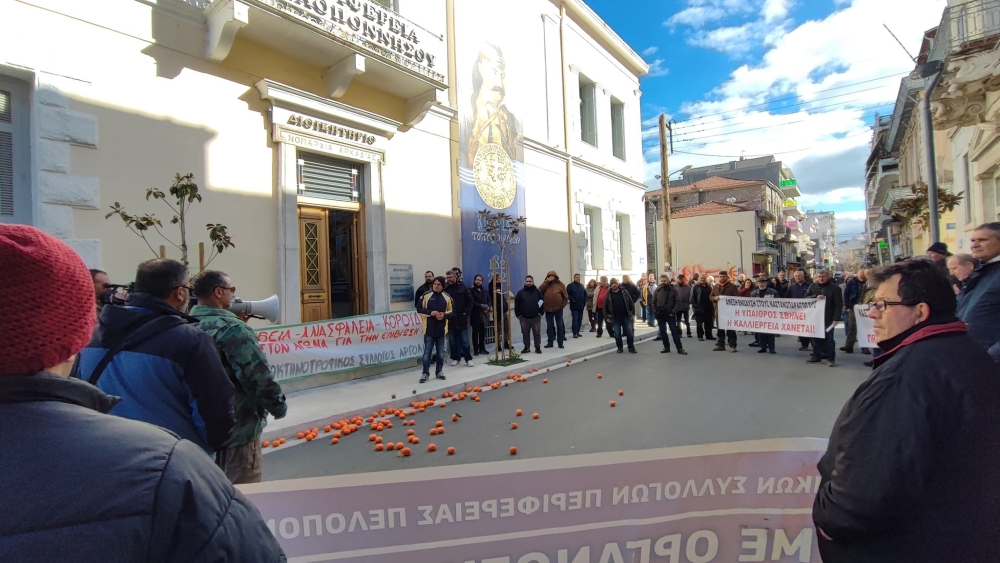 &Delta;&iota;&alpha;&delta;ή&lambda;&omega;&sigma;&alpha;&nu; &kappa;&alpha;&iota; &laquo;&zeta;&epsilon;&sigma;&tau;&alpha;ί&nu;&omicron;&upsilon;&nu;&raquo; &tau;&alpha; &tau;&rho;&alpha;&kappa;&tau;έ&rho; &omicron;&iota; &alpha;&gamma;&rho;ό&tau;&epsilon;&sigmaf; &tau;&eta;&sigmaf; &Pi;&epsilon;&lambda;&omicron;&pi;&omicron;&nu;&nu;ή&sigma;&omicron;&upsilon;