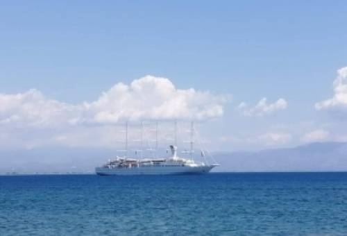 Κρουαζιερόπλοιο στο λιμάνι του Γυθείου