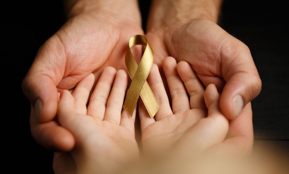 &Mu;&epsilon; &tau;&eta; &Phi;&lambda;ό&gamma;&alpha; &alpha;&nu;&alpha;&mu;&mu;έ&nu;&eta;: &Eta; &chi;&rho;&upsilon;&sigma;ή &kappa;&omicron;&rho;&delta;έ&lambda;&alpha; &tau;&eta;&sigmaf; &epsilon;&lambda;&pi;ί&delta;&alpha;&sigmaf;  &kappa;&alpha;&iota; &omicron; &alpha;&gamma;ώ&nu;&alpha;&sigmaf; &kappa;&alpha;&tau;ά &tau;&omicron;&upsilon; &pi;&alpha;&iota;&delta;&iota;&kappa;&omicron;ύ &kappa;&alpha;&rho;&kappa;ί&nu;&omicron;&upsilon;