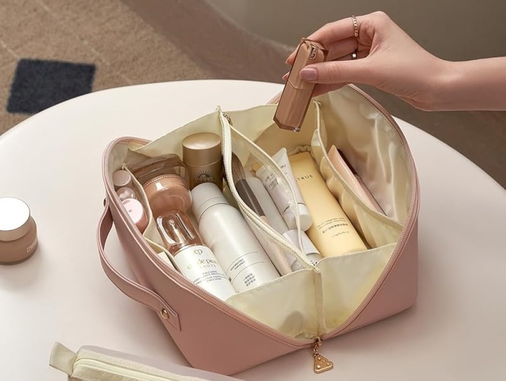 Capsule mini cosmetic bag: Τα απαραίτητα καλλυντικά που πρέπει να έχετε πάντα μαζί σας