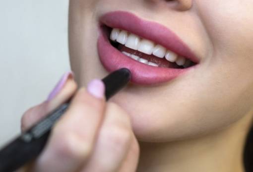 Το tip που πρέπει να ξέρεις αν φοράς κραγιόν με τη μάσκα σου