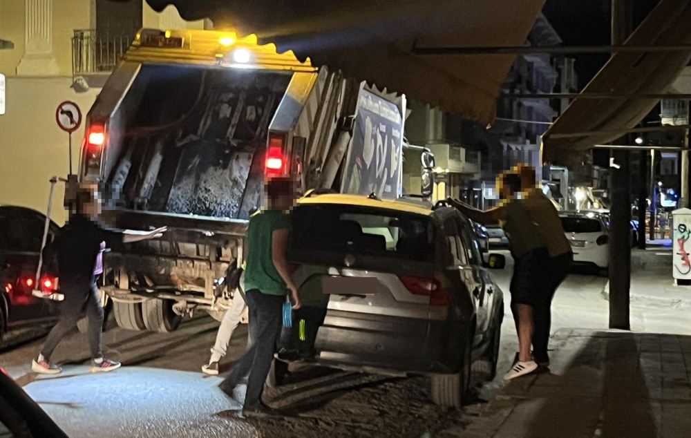Σε «συμπληγάδες» το απορριμματοφόρο
