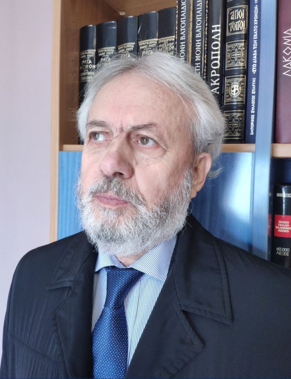 &Omicron; &Nu;. &Kappa;&omicron;&upsilon;&phi;ό&sigmaf; &epsilon;&pi;&iota;&sigma;&tau;&rho;έ&phi;&epsilon;&iota; &sigma;&tau;&omicron;&nu; Έ&beta;&rho;&omicron; ό&pi;&omicron;&upsilon; &pi;&rho;&omega;&tau;&omicron;ά&nu;&omicron;&iota;&xi;&epsilon; &tau;&alpha; &delta;&iota;&delta;&alpha;&sigma;&kappa;&alpha;&lambda;&iota;&kappa;ά &laquo;&phi;&tau;&epsilon;&rho;ά&raquo; &tau;&omicron;&upsilon;