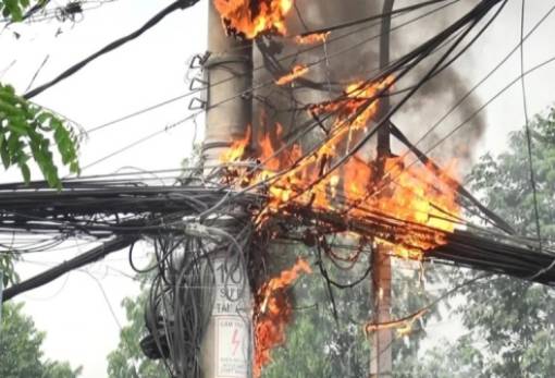 Reuters: Πώς το παραμελημένο δίκτυο ηλεκτρικής ενέργειας της Ελλάδας τροφοδοτεί τις πυρκαγιές