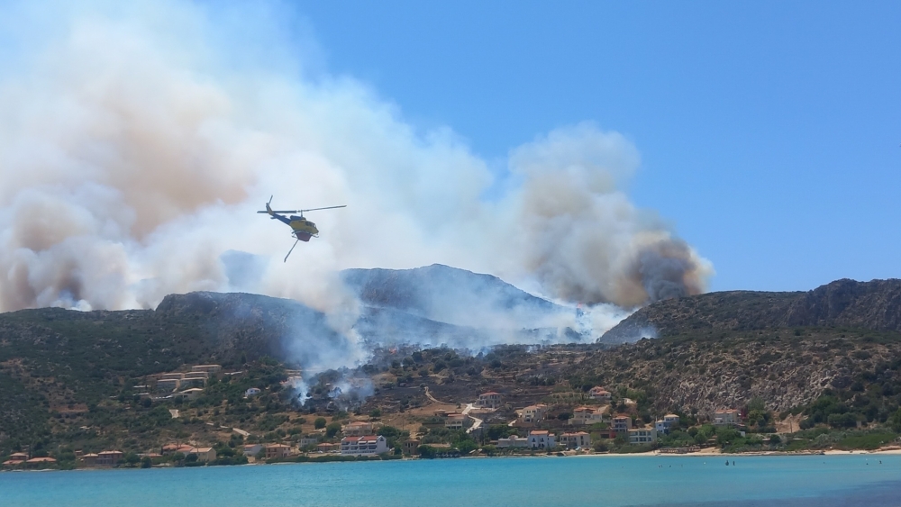 &Mu;ά&chi;&eta; &mu;&epsilon; &tau;&iota;&sigmaf; &phi;&lambda;ό&gamma;&epsilon;&sigmaf; &sigma;&tau;&omicron; &Kappa;&alpha;&rho;&alpha;&beta;&omicron;&sigma;&tau;ά&sigma;&iota; &Pi;&lambda;ύ&tau;&rho;&alpha;&sigmaf;: &Mu;&epsilon;&gamma;ά&lambda;&eta; &phi;&omega;&tau;&iota;ά &sigma;&epsilon; &epsilon;&xi;έ&lambda;&iota;&xi;&eta;
