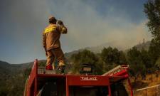 &Epsilon;&pi;&iota;&mu;έ&nu;&epsilon;&iota; &omicron; &upsilon;&psi;&eta;&lambda;ό&sigmaf; &kappa;ί&nu;&delta;&upsilon;&nu;&omicron;&sigmaf; &pi;&upsilon;&rho;&kappa;&alpha;&gamma;&iota;ά&sigmaf; &sigma;&epsilon; ό&lambda;&eta; &tau;&eta; &Lambda;&alpha;&kappa;&omega;&nu;ί&alpha;