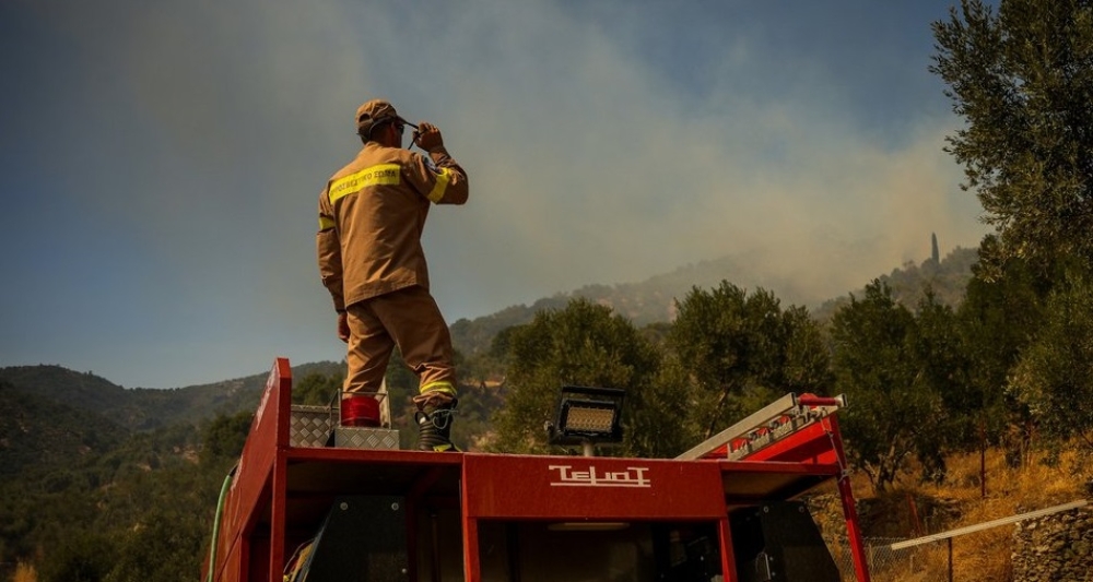 &Epsilon;&pi;&iota;&mu;έ&nu;&epsilon;&iota; &omicron; &upsilon;&psi;&eta;&lambda;ό&sigmaf; &kappa;ί&nu;&delta;&upsilon;&nu;&omicron;&sigmaf; &pi;&upsilon;&rho;&kappa;&alpha;&gamma;&iota;ά&sigmaf; &sigma;&epsilon; ό&lambda;&eta; &tau;&eta; &Lambda;&alpha;&kappa;&omega;&nu;ί&alpha;