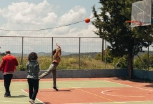 Το σχολείο που γίνεται playhouse και δίνει ζωή στη Βαμβακού κάθε Σαββατοκύριακο