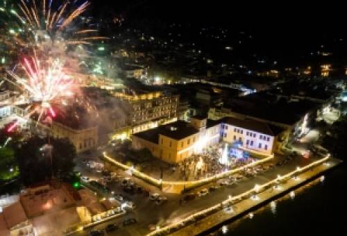 Με μήνυμα ελπίδας και αισιοδοξίας φώτισαν τα Χριστουγεννιάτικα δέντρα στον Δ. Αν. Μάνης