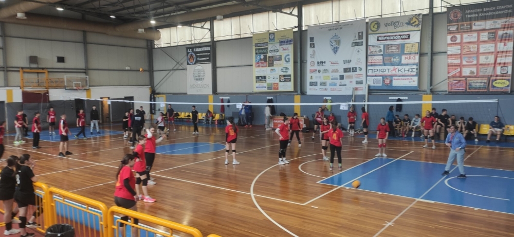 &Sigma;&epsilon; &tau;&omicron;&upsilon;&rho;&nu;&omicron;&upsilon;ά &beta;ό&lambda;&epsilon;ϊ &sigma;&tau;&eta; &Sigma;&pi;ά&rho;&tau;&eta; &sigma;&upsilon;&mu;&mu;&epsilon;&tau;&epsilon;ί&chi;&alpha;&nu; 4 &sigma;&chi;&omicron;&lambda;&epsilon;ί&alpha; &tau;&eta;&sigmaf; &pi;ό&lambda;&eta;&sigmaf;