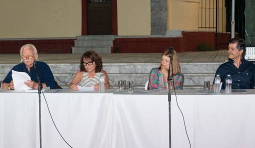 &Eta; &Pi;&epsilon;&tau;&rho;ί&nu;&alpha; &alpha;&nu;&alpha;&delta;&epsilon;&iota;&kappa;&nu;ύ&epsilon;&iota; &tau;&eta;&nu; &iota;&sigma;&tau;&omicron;&rho;ί&alpha; &tau;&eta;&sigmaf;