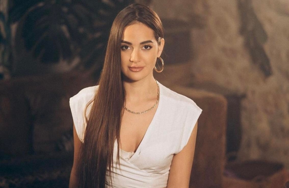 &Mu;&epsilon; &tau;&eta; &Rho;ί&alpha; &Epsilon;&lambda;&lambda;&eta;&nu;ί&delta;&omicron;&upsilon; &eta; &Gamma;&iota;&omicron;&rho;&tau;ή &Kappa;&rho;&alpha;&sigma;&iota;&omicron;ύ &sigma;&tau;&eta; &Sigma;&upsilon;&kappa;&iota;ά