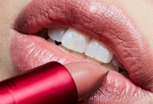 Το έξυπνο κόλπο με την μπατονέτα για τέλεια εφαρμογή του κραγιόν στα χείλη σου