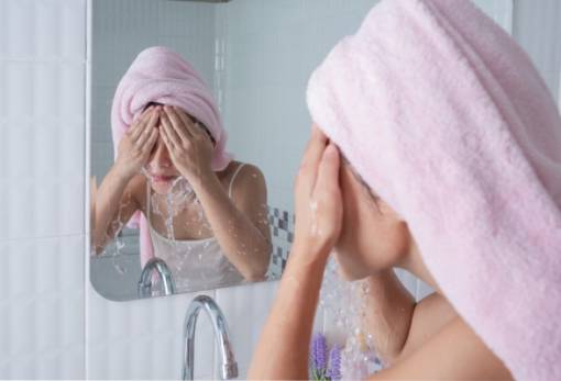 Ξέρεις γιατί πρέπει να πλένεις το πρόσωπό σου με κρύο νερό;