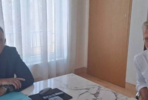 Φορτωμένος με τους φακέλους υπό μάλης και «πνευμόνια» ο Νεοκλής