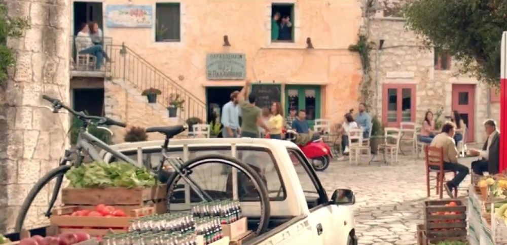 &Sigma;&tau;&eta; &Mu;ά&nu;&eta; &gamma;&upsilon;&rho;ί&sigma;&tau;&eta;&kappa;&epsilon; &eta; &nu;έ&alpha; &delta;&iota;&alpha;&phi;ή&mu;&iota;&sigma;&eta; &tau;&eta;&sigmaf; Coca-Cola! (VIDEO)